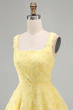 Vestido curto de regresso a casa amarelo curto de pérolas de decote quadrado em linha A com bordas