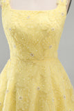 Vestido curto de regresso a casa amarelo curto de pérolas de decote quadrado em linha A com bordas