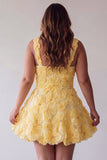 Vestido curto de regresso a casa amarelo curto de pérolas de decote quadrado em linha A com bordas