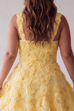 Vestido curto de regresso a casa amarelo curto de pérolas de decote quadrado em linha A com bordas