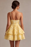 Vestido curto de finalistas com folhos em linhas A amarelas florais com missangas