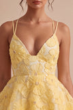Vestido curto de finalistas com folhos em linhas A amarelas florais com missangas