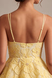 Vestido curto de finalistas com folhos em linhas A amarelas florais com missangas