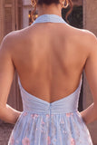 Vestido curto curto floral com decote halter, decote halter, linha azul, folhos e franzidos florais