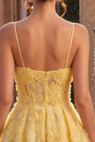 Vestido Curto de Finalistas com Bordado Floral Amarelo Linha A com Folhos