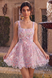 Vestido Curto de Regresso a Casa com Pérolas Linha Quadrada e Decote Quadrado Lilas, Bordado Floral