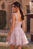 Vestido Curto de Regresso a Casa com Pérolas Linha Quadrada e Decote Quadrado Lilas, Bordado Floral