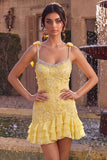 Vestido de Homecoming com bordado floral amarelo com bordados com folhos e bordado com strass