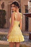 Vestido de Homecoming com bordado floral amarelo com bordados com folhos e bordado com strass