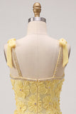 Vestido de Homecoming com bordado floral amarelo com bordados com folhos e bordado com strass
