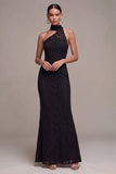 Vestido formal longo de sereia preta com decote halter e renda