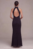 Vestido formal longo de sereia preta com decote halter e renda