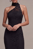 Vestido formal longo de sereia preta com decote halter e renda
