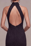 Vestido formal longo de sereia preta com decote halter e renda