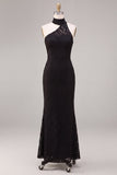 Vestido formal longo de sereia preta com decote halter e renda