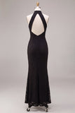 Vestido formal longo de sereia preta com decote halter e renda
