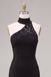 Vestido formal longo de sereia preta com decote halter e renda
