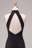 Vestido formal longo de sereia preta com decote halter e renda