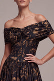 Vestido formal preto, longo e franzido com flores e linhas em A