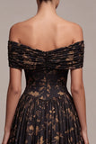 Vestido formal preto, longo e franzido com flores e linhas em A