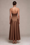 Vestido formal longo em linha A sem costas com decote de café em cetim