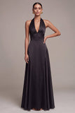 Vestido formal longo preto de cetim com decote halter
