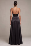 Vestido formal longo preto de cetim com decote halter