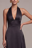 Vestido formal longo preto de cetim com decote halter