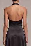Vestido formal longo preto de cetim com decote halter