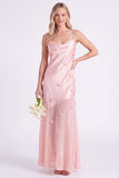 Vestido longo de dama de honor com alças finas em cetim cor-de-rosa e flores 3D
