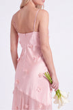 Vestido longo de dama de honor com alças finas em cetim cor-de-rosa e flores 3D