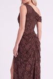 Espresso Espartilho floral franzido com um ombro e vestido longo de dama de honor com fenda