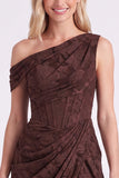 Espresso Espartilho floral franzido com um ombro e vestido longo de dama de honor com fenda