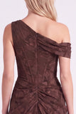 Espresso Espartilho floral franzido com um ombro e vestido longo de dama de honor com fenda