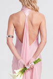 Vestido longo de dama de honor em cetim com gola alta cor-de-rosa