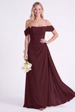 Vestido longo de dama de honor arrugado em chiffon com arnisso de narciso