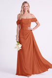 Vestido longo de dama de honor arrugado em chiffon com arnisso de narciso