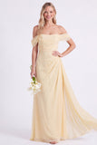 Vestido longo de dama de honor arrugado em chiffon com arnisso de narciso