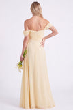 Vestido longo de dama de honor arrugado em chiffon com arnisso de narciso