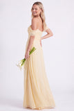 Vestido longo de dama de honor arrugado em chiffon com arnisso de narciso