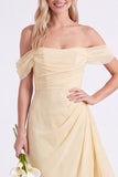 Vestido longo de dama de honor arrugado em chiffon com arnisso de narciso