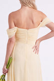 Vestido longo de dama de honor arrugado em chiffon com arnisso de narciso