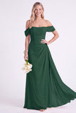 Vestido longo de dama de honor arrugado em chiffon com arnisso de narciso