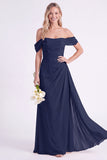 Vestido longo de dama de honor arrugado em chiffon com arnisso de narciso