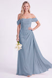 Vestido longo de dama de honor arrugado em chiffon com arnisso de narciso