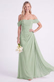 Vestido longo de dama de honor arrugado em chiffon com arnisso de narciso