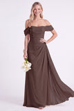 Vestido longo de dama de honor arrugado em chiffon com arnisso de narciso
