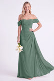 Vestido longo de dama de honor arrugado em chiffon com arnisso de narciso