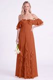 Vestido comprido de dama de honor em chiffon de chiffon com folhos ao ombro descoberto