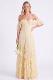 Vestido comprido de dama de honor em chiffon de chiffon com folhos ao ombro descoberto